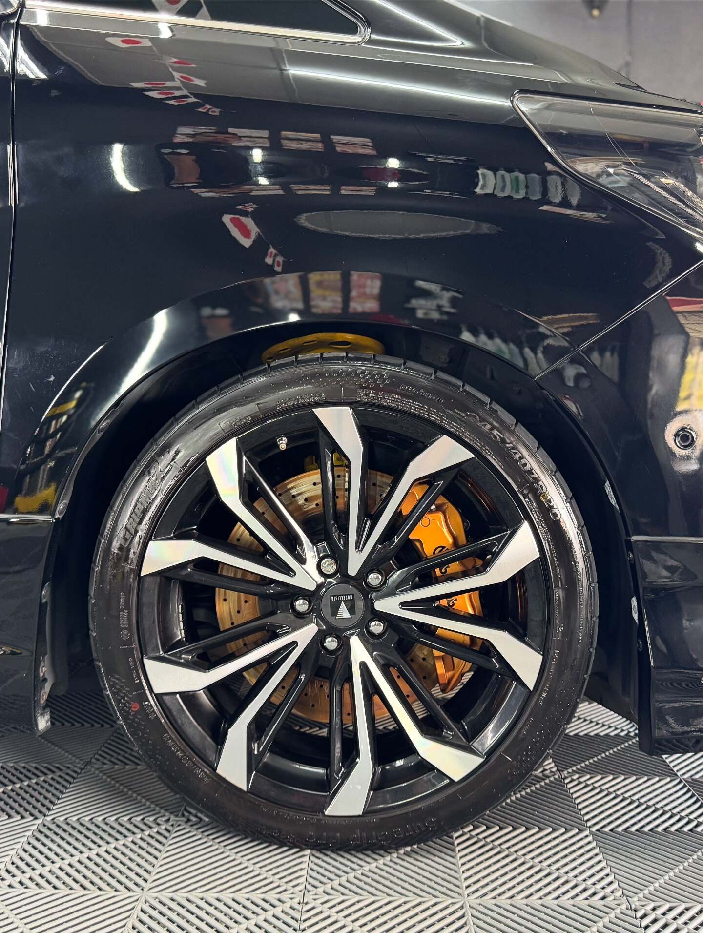 Rim dua tona dan kaliper oren Toyota Alphard selepas dicuci