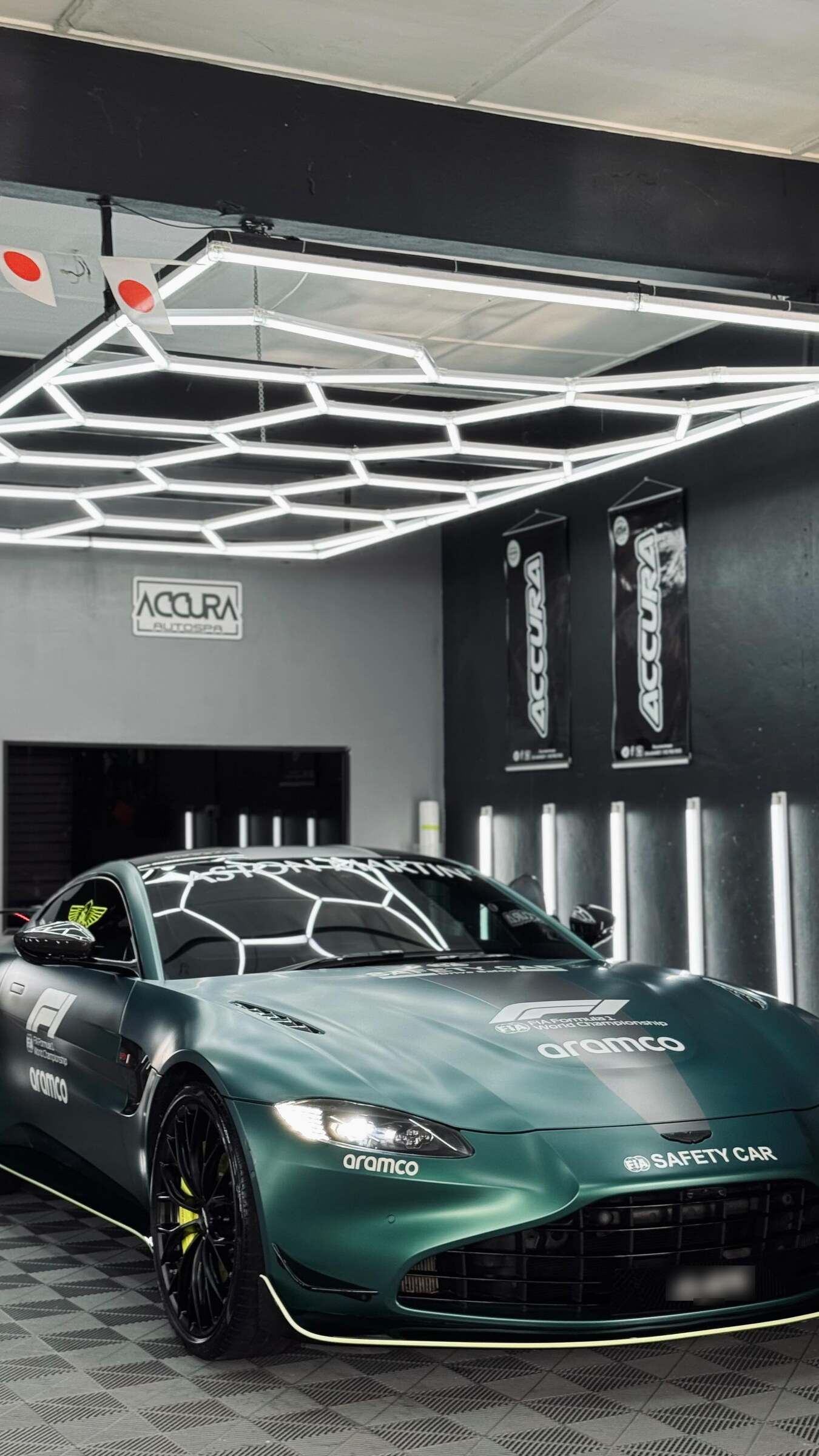Aston Martin Vantage hijau bercorak kereta keselamatan F1 di studio Accura