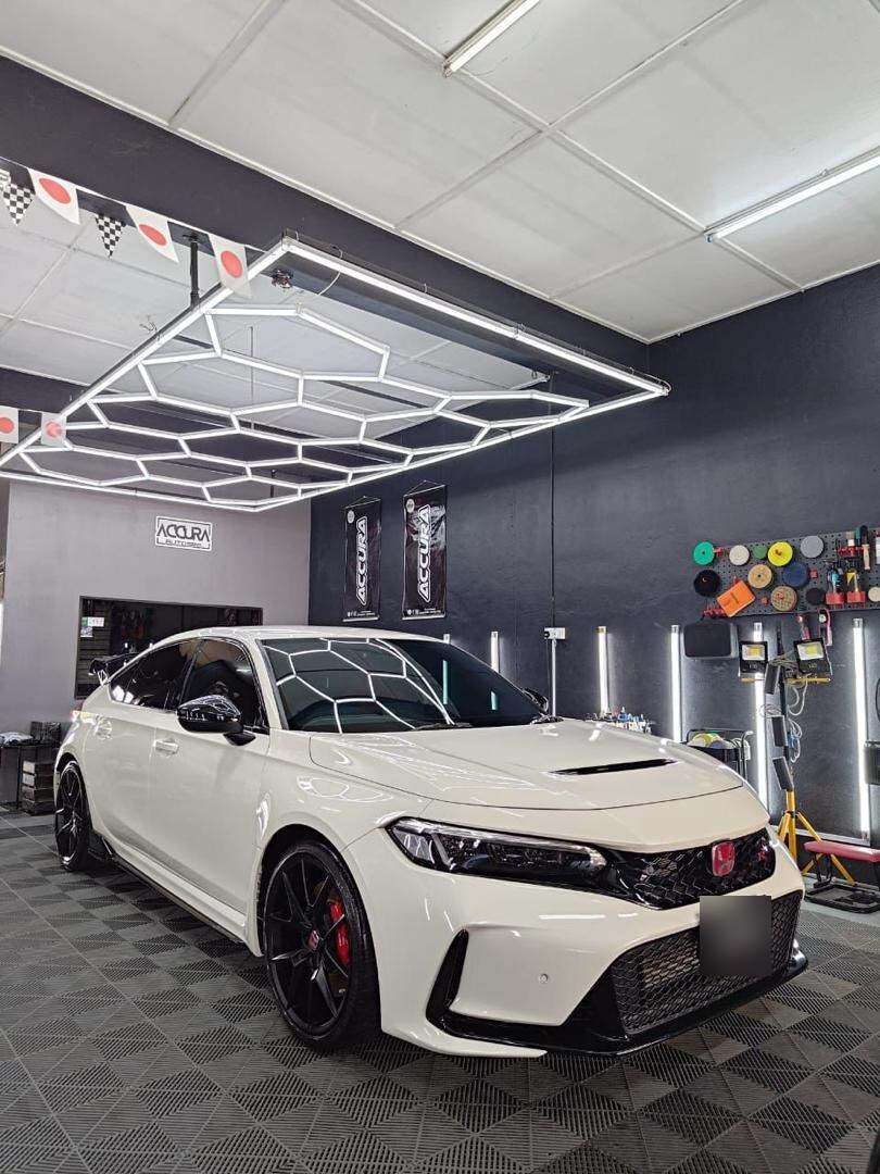 Honda Civic Type R FL5 putih di bawah lampu heksagon studio Accura