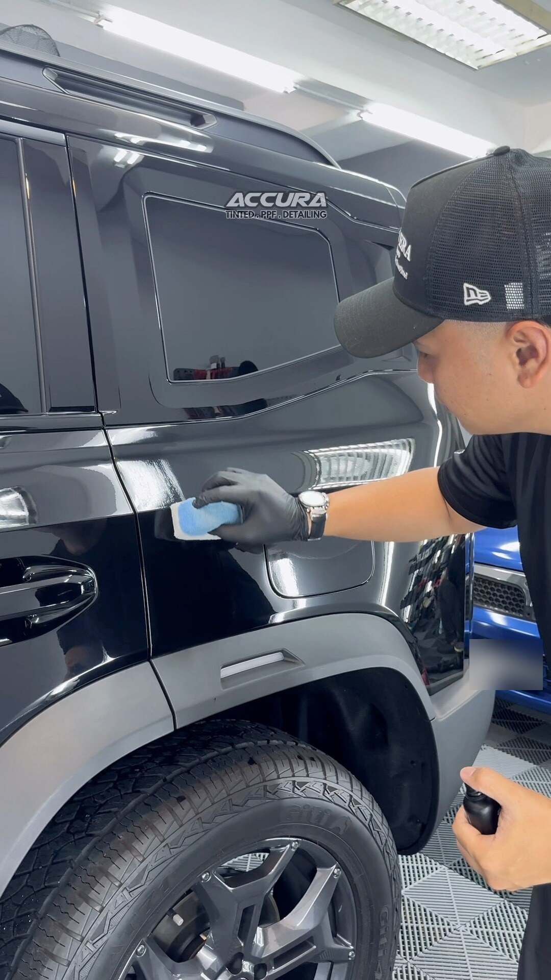 Juruteknik Accura menyapu ceramic coating pada pintu kereta hitam
